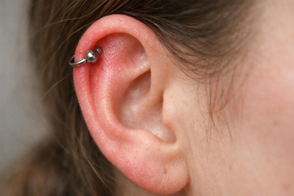 découvrez les causes possibles de la douleur un an après un piercing hélix et les solutions pour soulager et prendre soin de votre oreille.